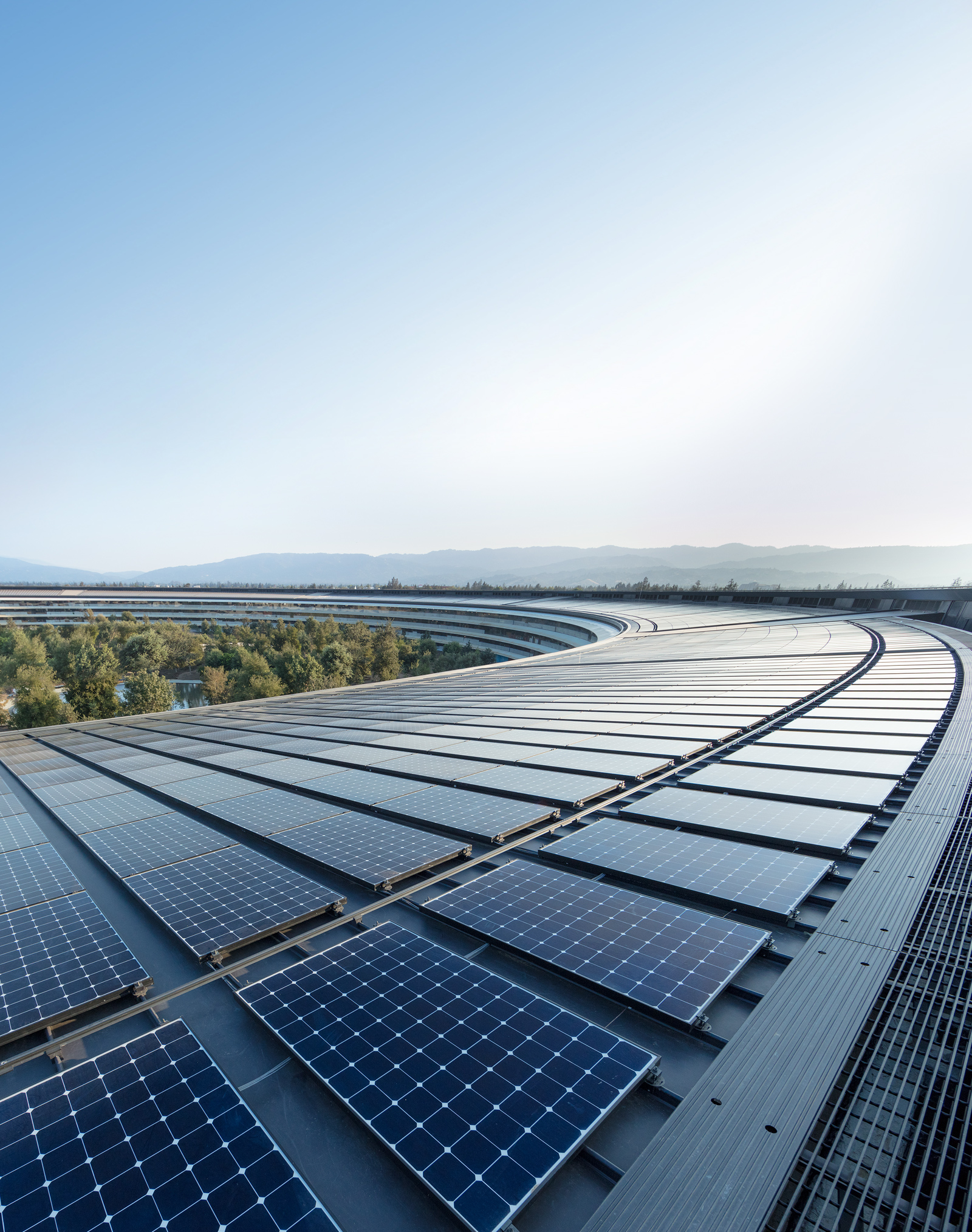 Apple Park 屋顶安装的太阳能,让该建筑可 100% 利用可再生能源供电