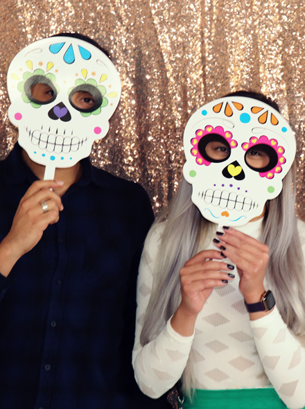 Día de Muertos (Ölüler Günü) maskeleri takmış iki kişinin portresi.