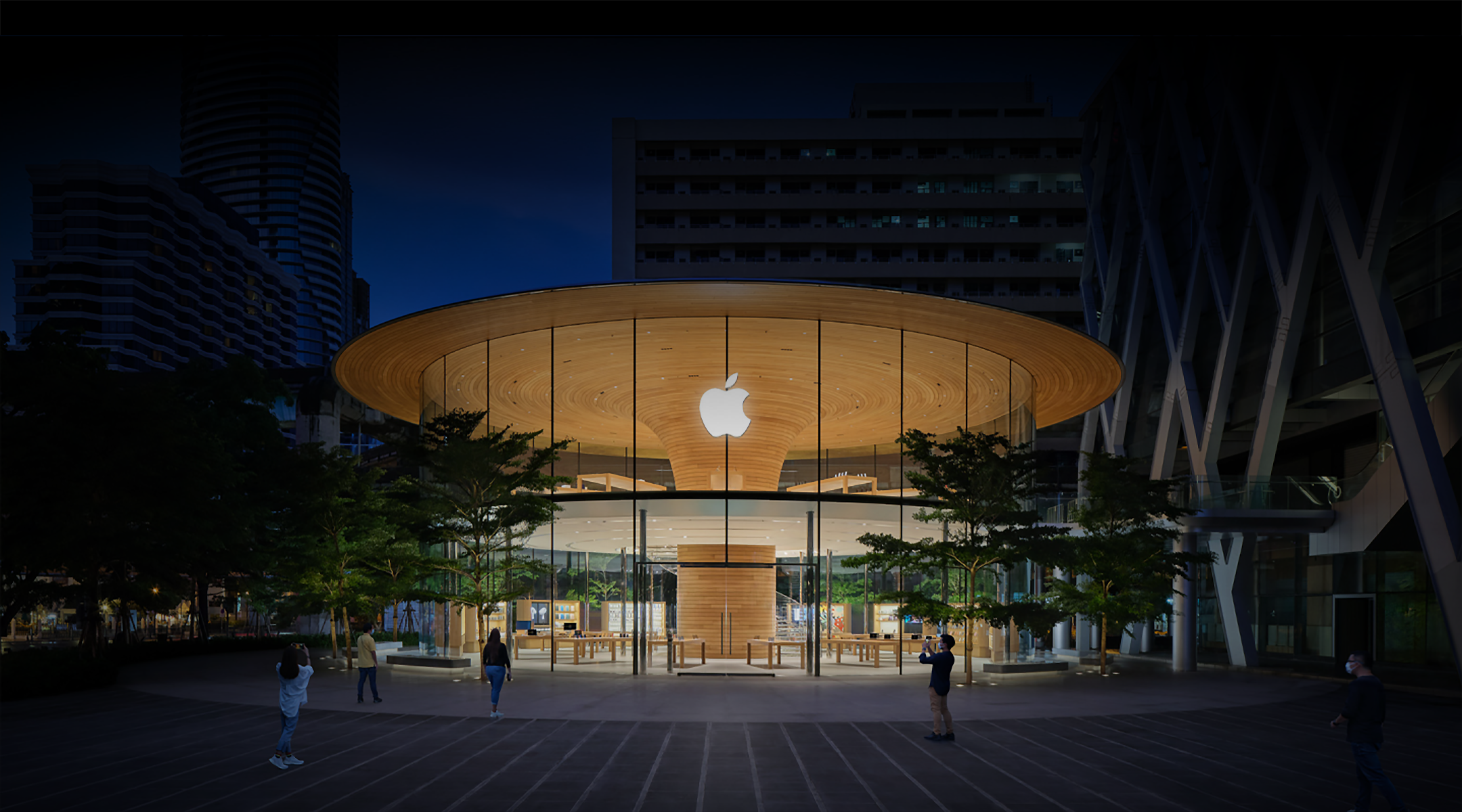 Gece bir Apple Store’un dışı.