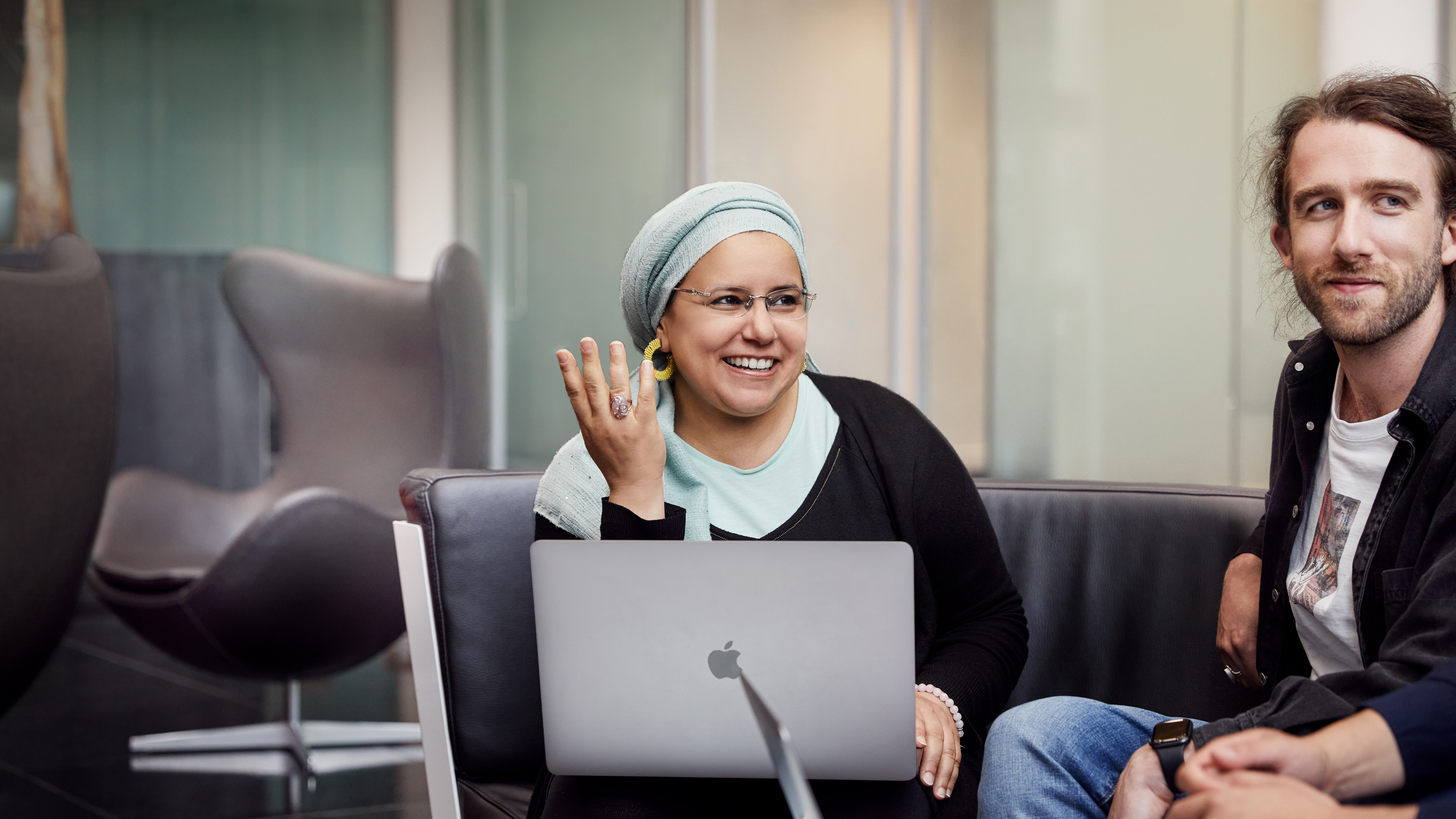 Birlikte oturup çalışan Apple Cork çalışanları.
