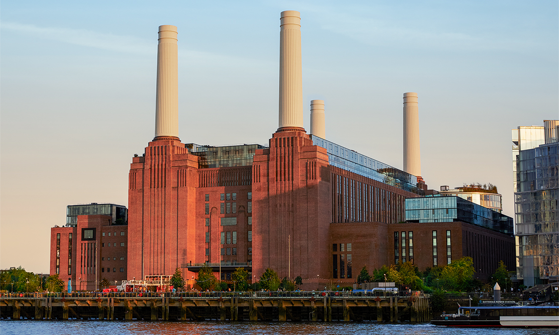 Dört bacasıyla tuğla kaplı Battersea binasının dış cephesi.