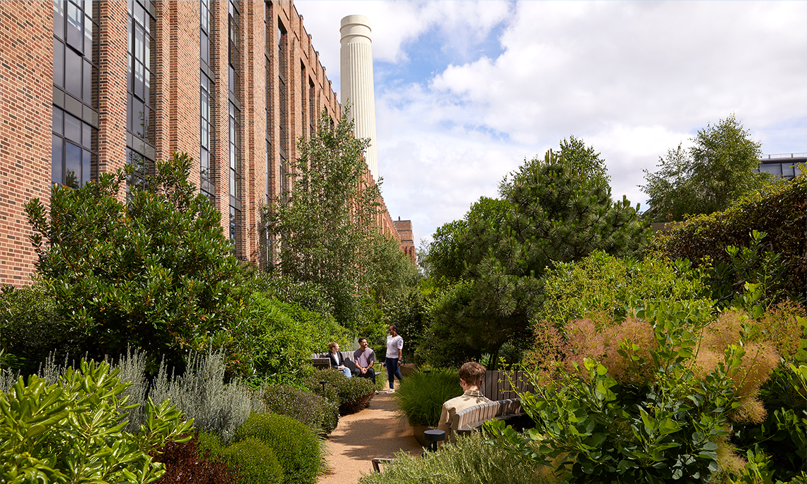 Battersea’nin bahçe terasında yürüyen Apple ekip üyeleri.
