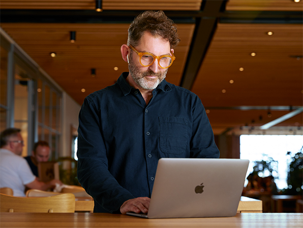 Caffè Macs’te MacBook kullanan bir Apple ekip üyesi.
