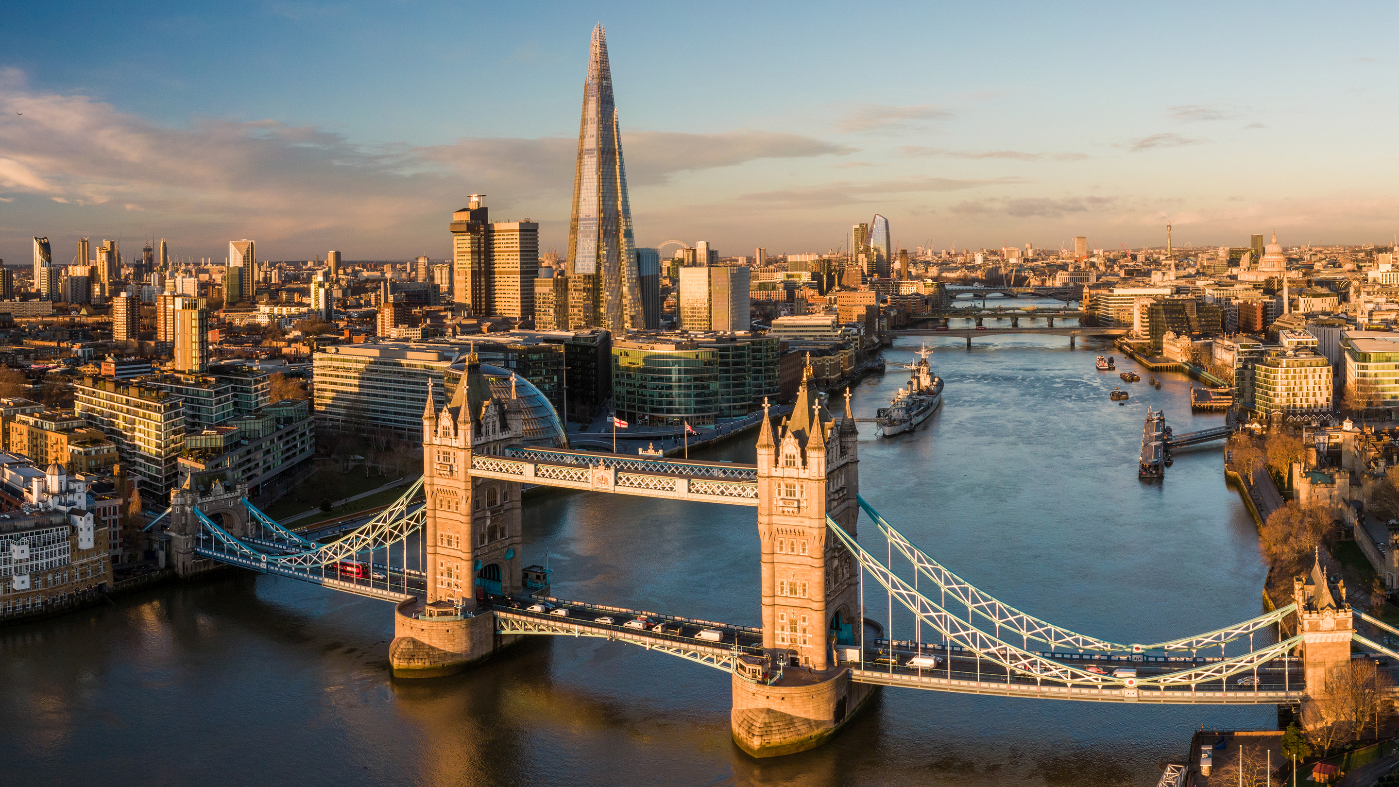 Ön planda Tower Bridge ile Londra ve Thames Nehri’nin havadan görünümü.