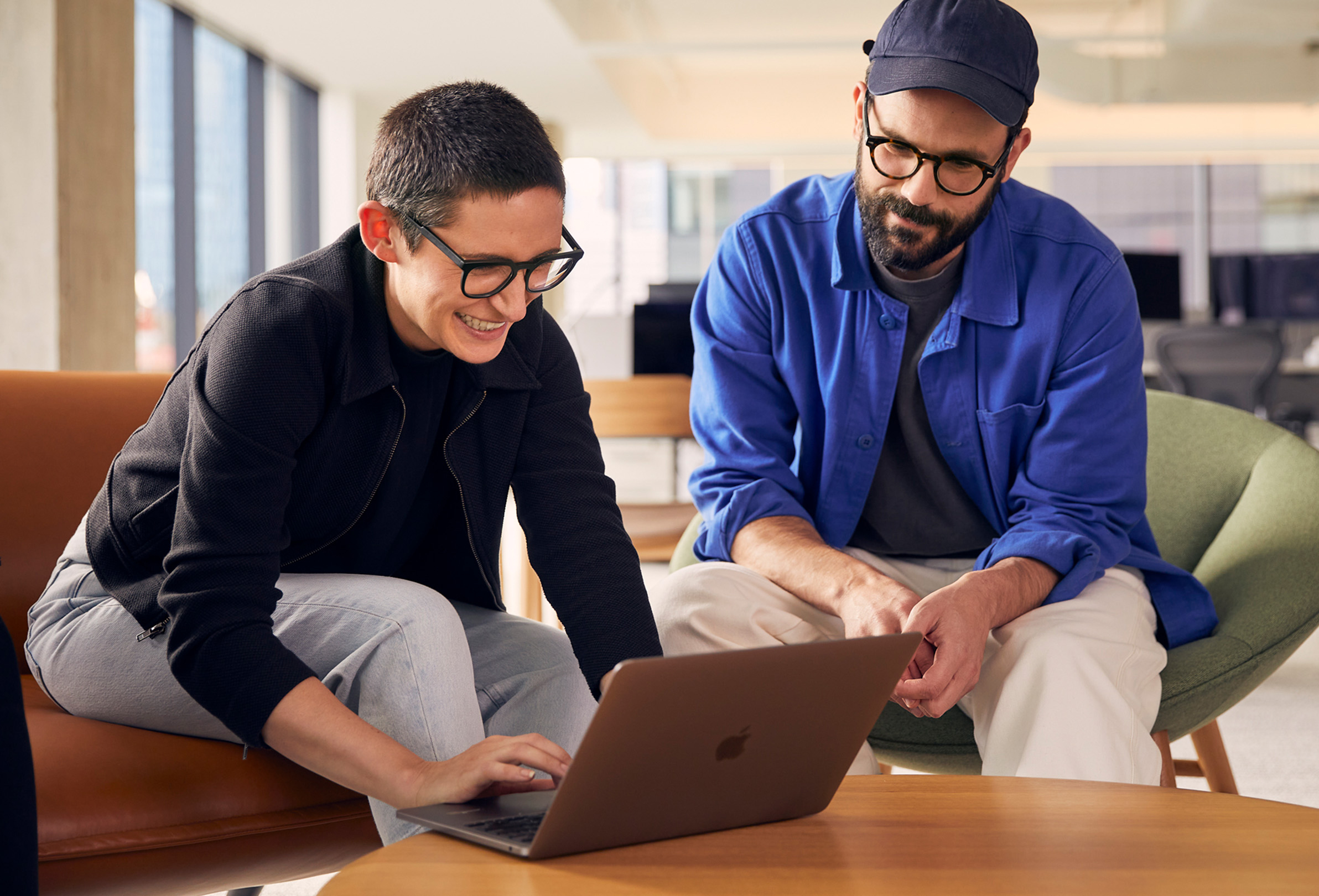 Bir MacBook’ta birlikte çalışan iki Apple çalışanı.