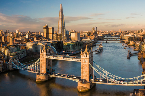 Ön planda Tower Bridge ile Londra ve Thames Nehri’nin havadan görünümü.
