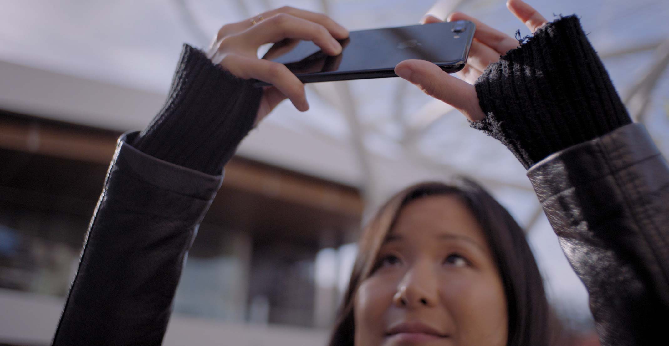 Apple’ın iOS Fotoğraflar ve Kamera Mühendisliği ekibinde mühendislik müdürü olan Emilie, iPhone’unu kullanarak fotoğraf çekiyor