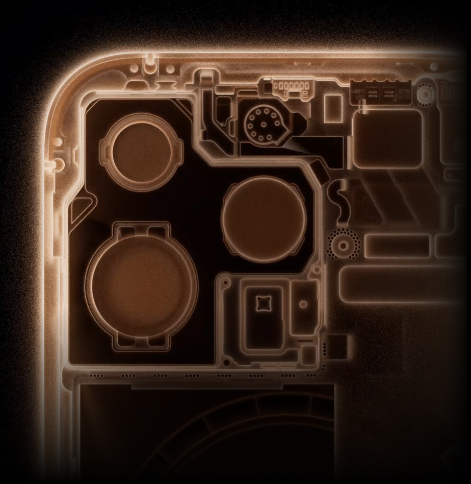 iPhone 16 Pro, interior de la parte posterior, acabado titanio del desierto, que muestra el mecanismo interno del sistema de cámaras Pro