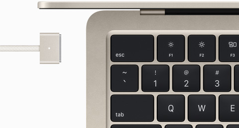 MacBook Air in Polarstern mit MagSafe Kabel in passender Farbe
