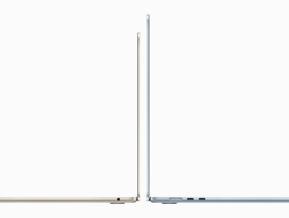 Das 13" und das 15" MacBook Air, die mit den Rückseiten zueinander stehen, was den Größenunterschied zeigt